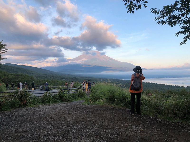 早朝、富士山の日の出を待つカメラマンたち